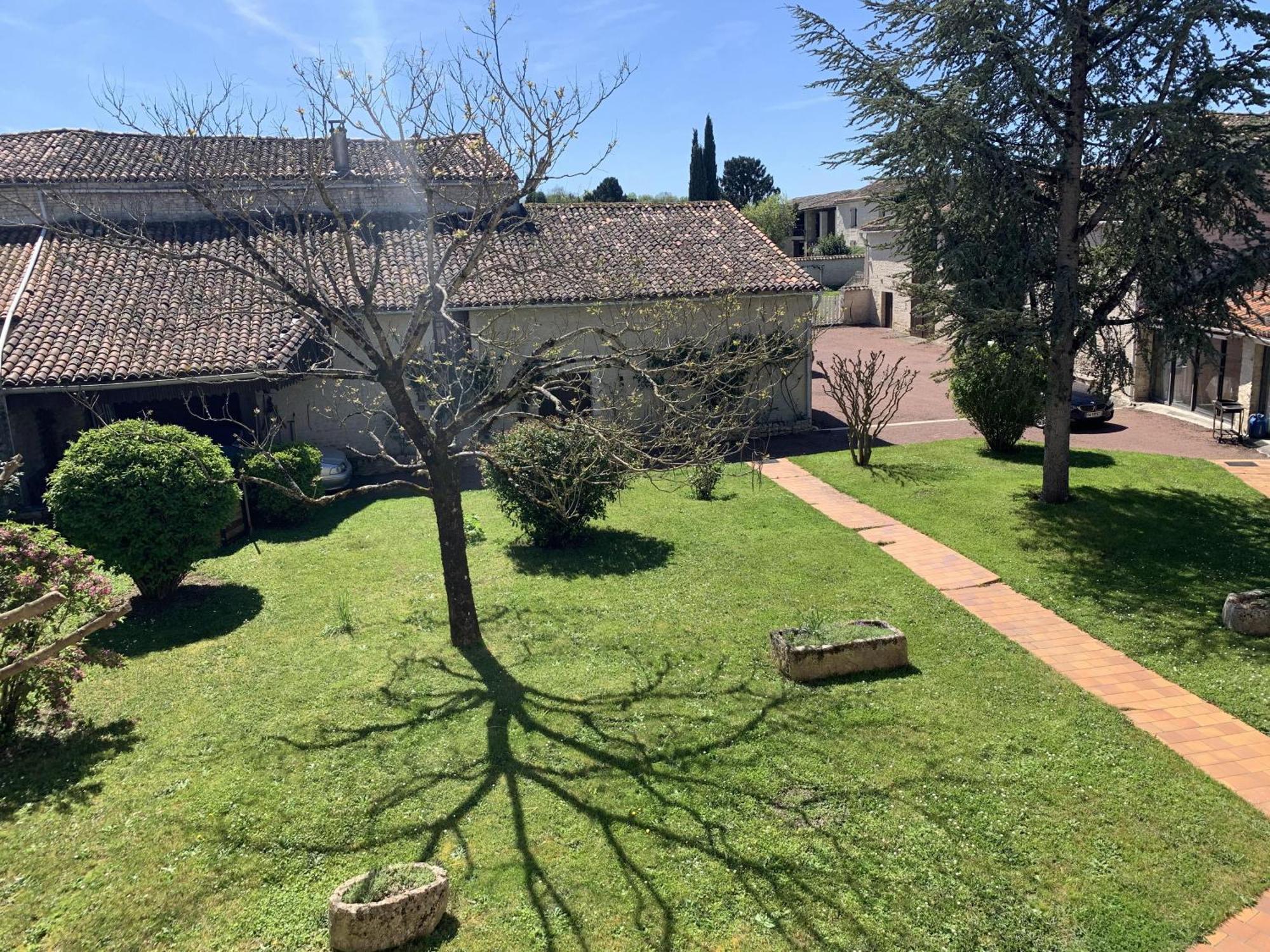 The Cool Lounge A Coulonges - Charente住宿加早餐旅馆 外观 照片